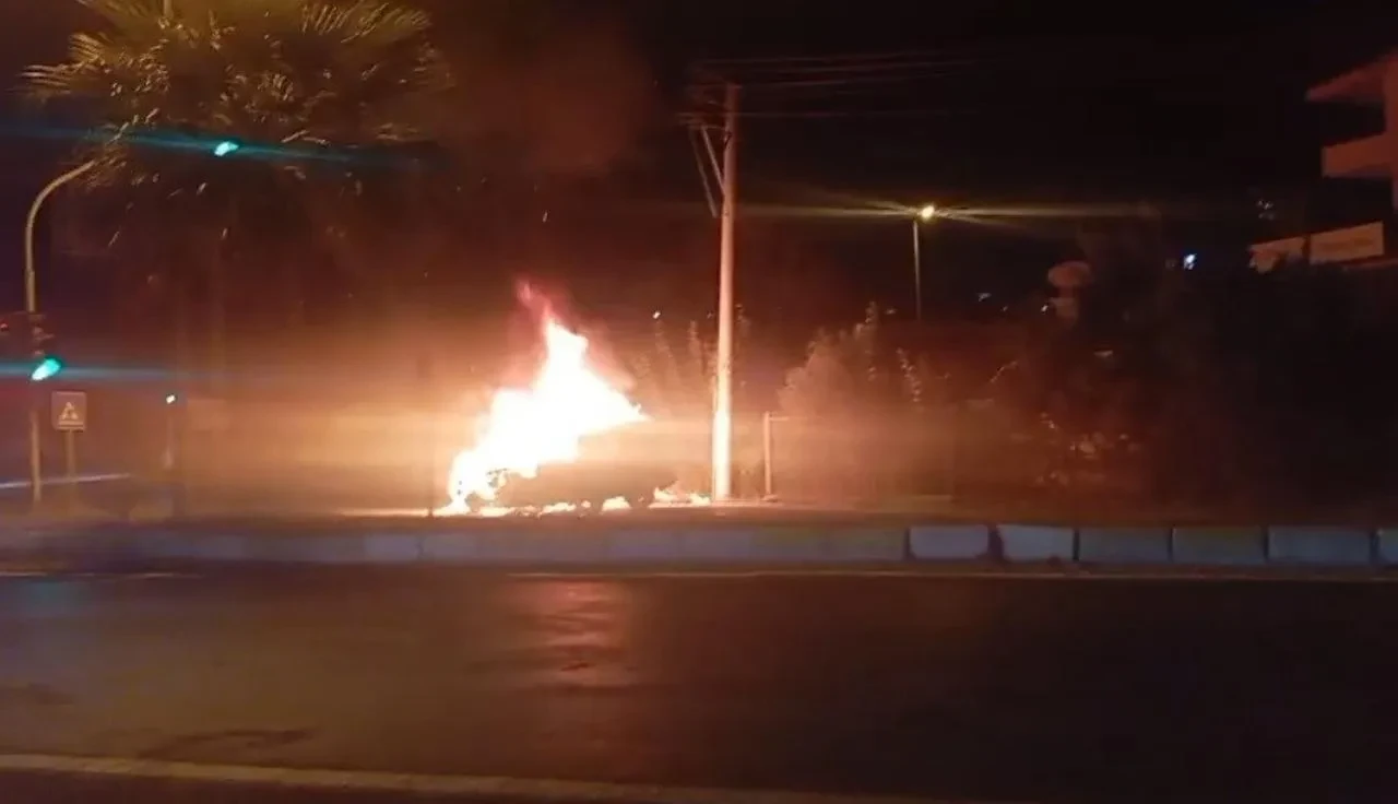 Kuşadası'nda Otomobilde Çıkan Yangın İtfaiye Tarafından Söndürüldü