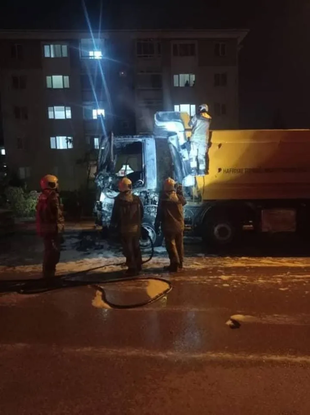 Ankara'nın Gölbaşı ilçesinde kamyon yangını itfaiye ekipleri tarafından söndürüldü