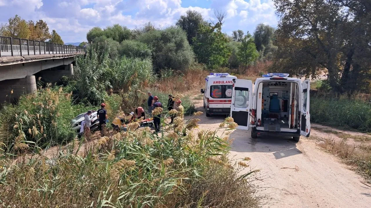 Balıkesir’in Altıeylül ilçesinde otomobil dereye uçtu iki kişi yaralandı
