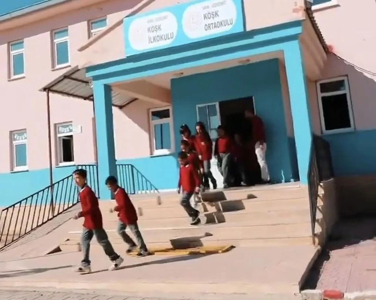 Van İl Jandarma Komutanlığı okul çevresinde atlı devriye yaptı