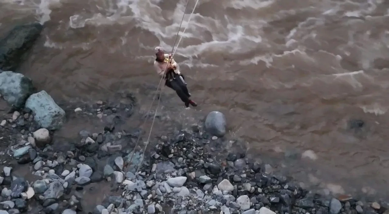 Rize’nin Çamlıhemşin ilçesinde teleferiği zarar gören kadın ARAF ekipleri tarafından kurtarıldı