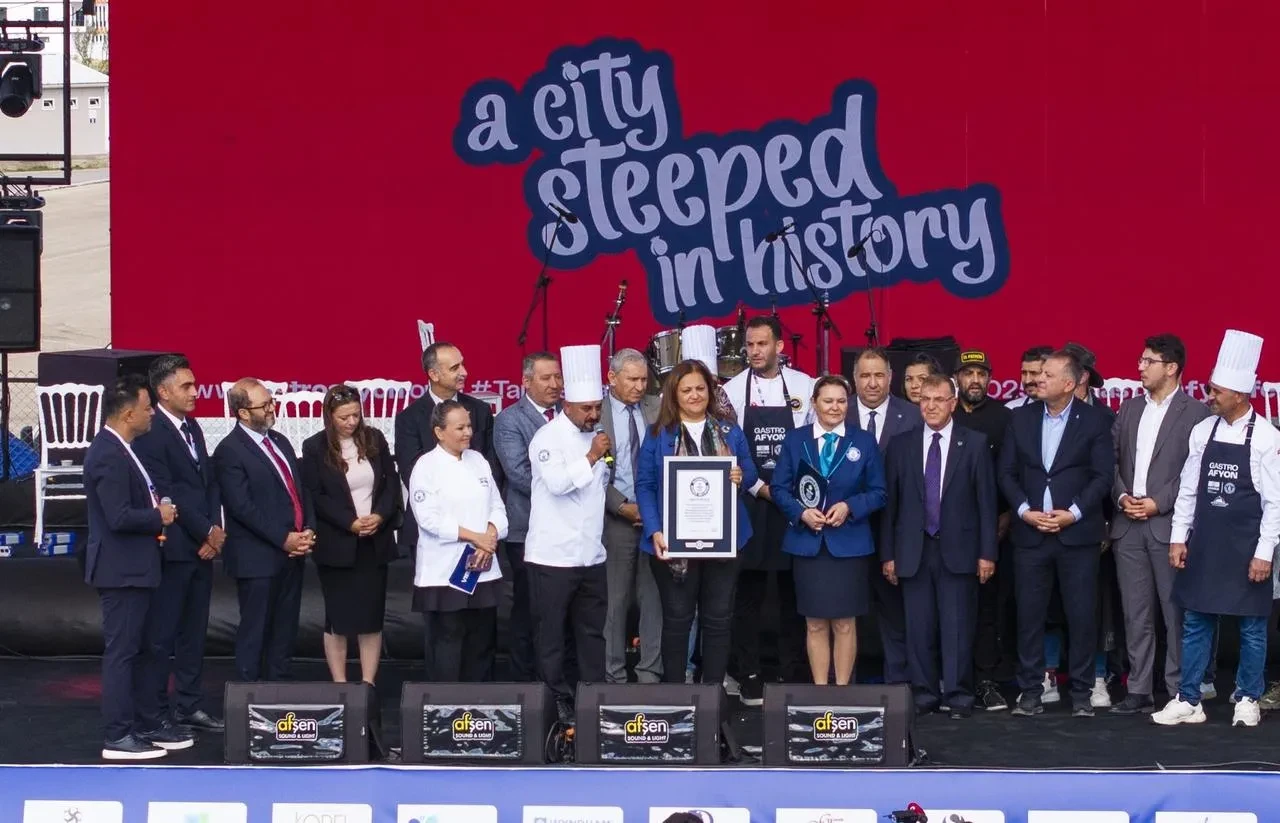 Afyonkarahisar'da 100 şef dev sucuklu yumurta ile dünya rekoru kırdı