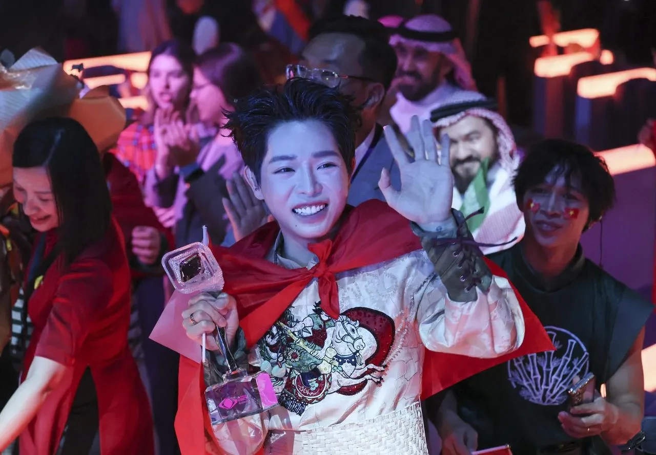 Vietnamlı Duc Phuc Intervision şarkı yarışmasını Moskova'da kazandı