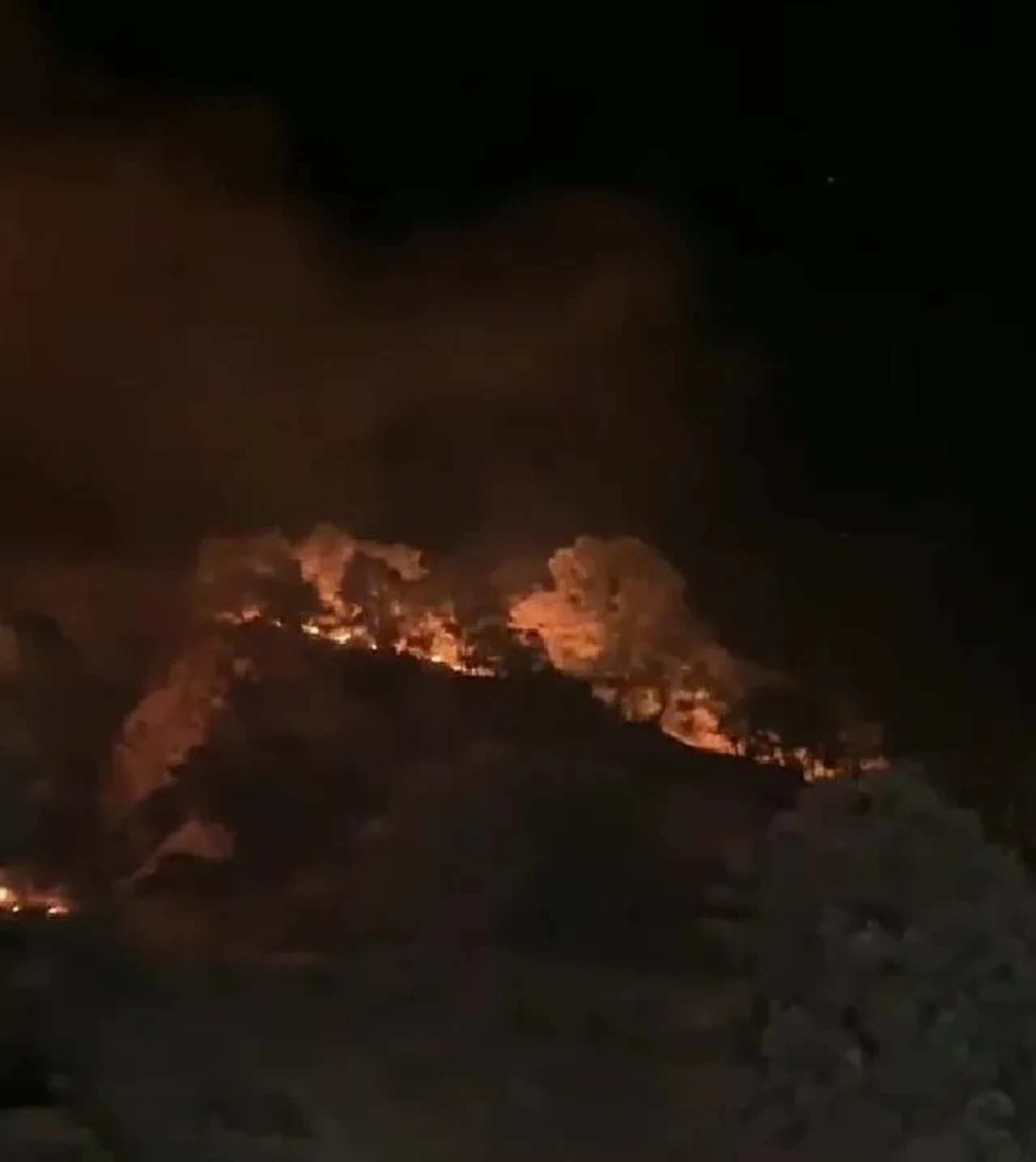 Buldan’da dağdan yuvarlanan alevli kütük yangını genişletti gönüllüler başarısız oldu