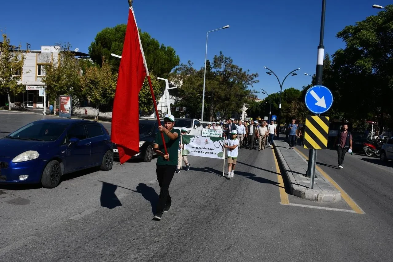 Gördes'te yeşil vatan temalı farkındalık yürüyüşü düzenlendi