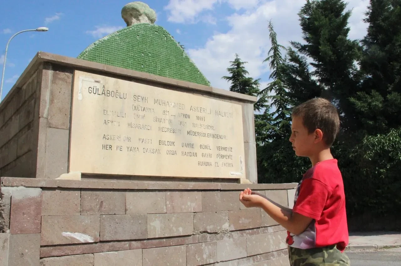 Afyonkarahisar’da Muhammed Askeri’nin türbesi 63 yıldır yol ortasında duruyor