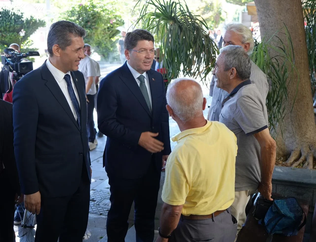 Adalet Bakanı Yılmaz Tunç Antalya'da esnaf ziyaretinde tatlı ikramı aldı