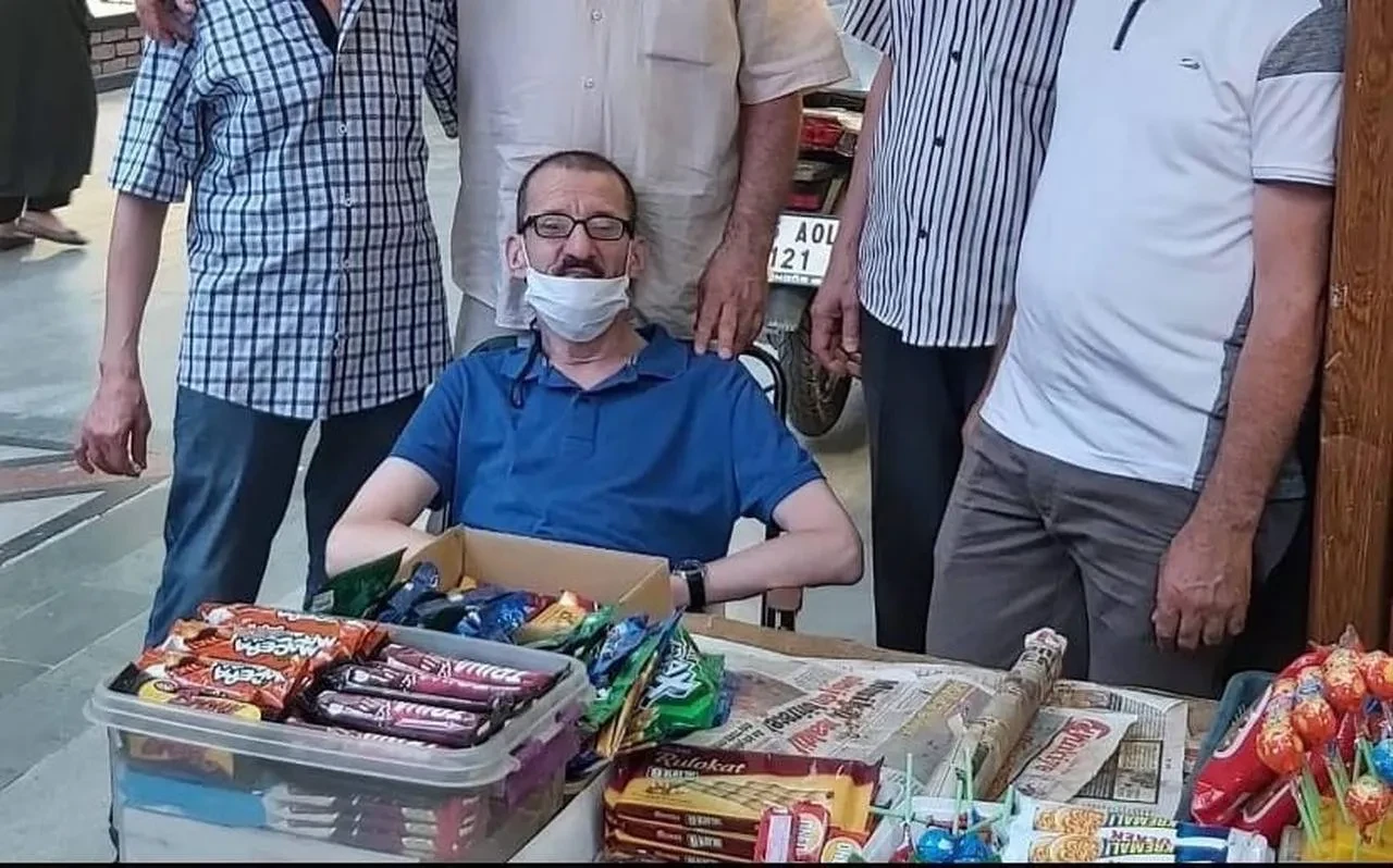 İnegöl Belediye Başkanı Alper Taban engelli satıcının zararını tazmin etti