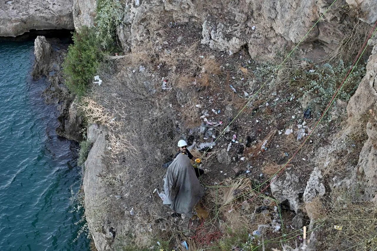 Muratpaşa Belediyesi Antalya'da falezlerde temizlik operasyonu gerçekleştirdi