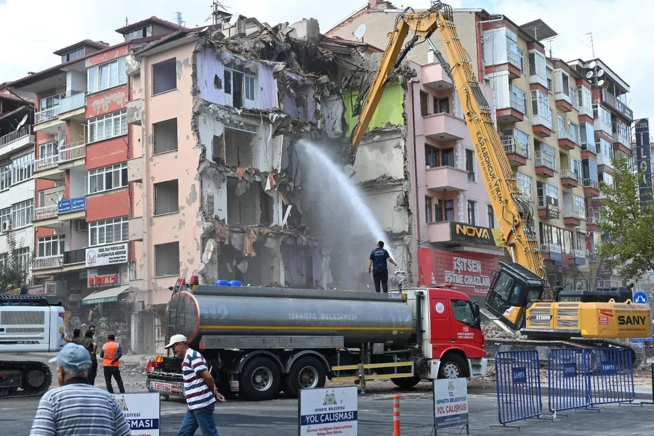 Isparta'da 53 yıllık Çarşı Polis Karakolu binası riskli olduğu için yıkıldı