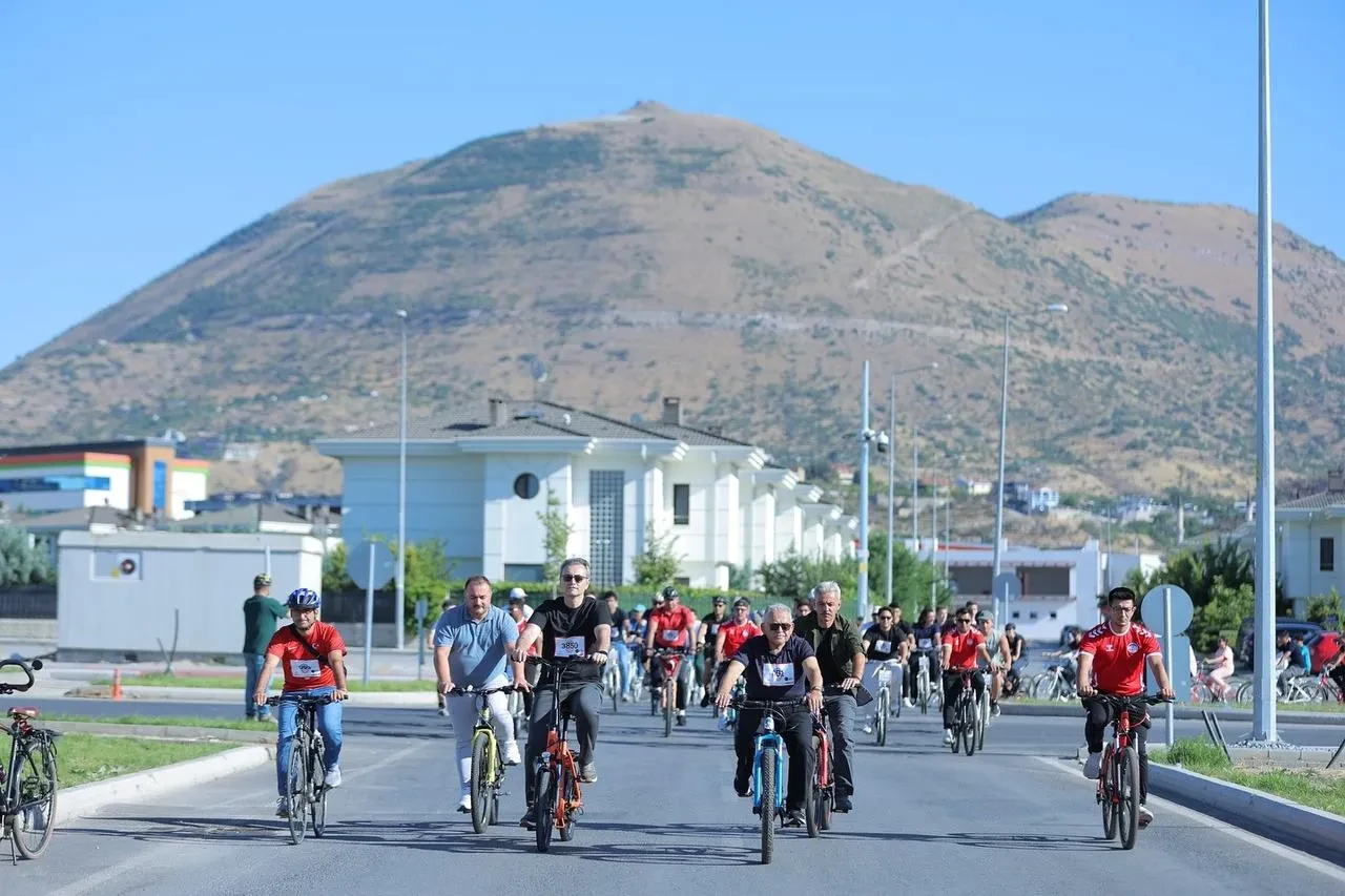Dr. Memduh Büyükkılıç Doktorlar Bisiklet Turu’nda Recep Tayyip Erdoğan Millet Bahçesi’nde