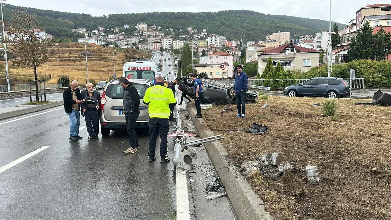 Maltepe’de yağmurlu havada otomobil direğe çarpıp ters döndü
