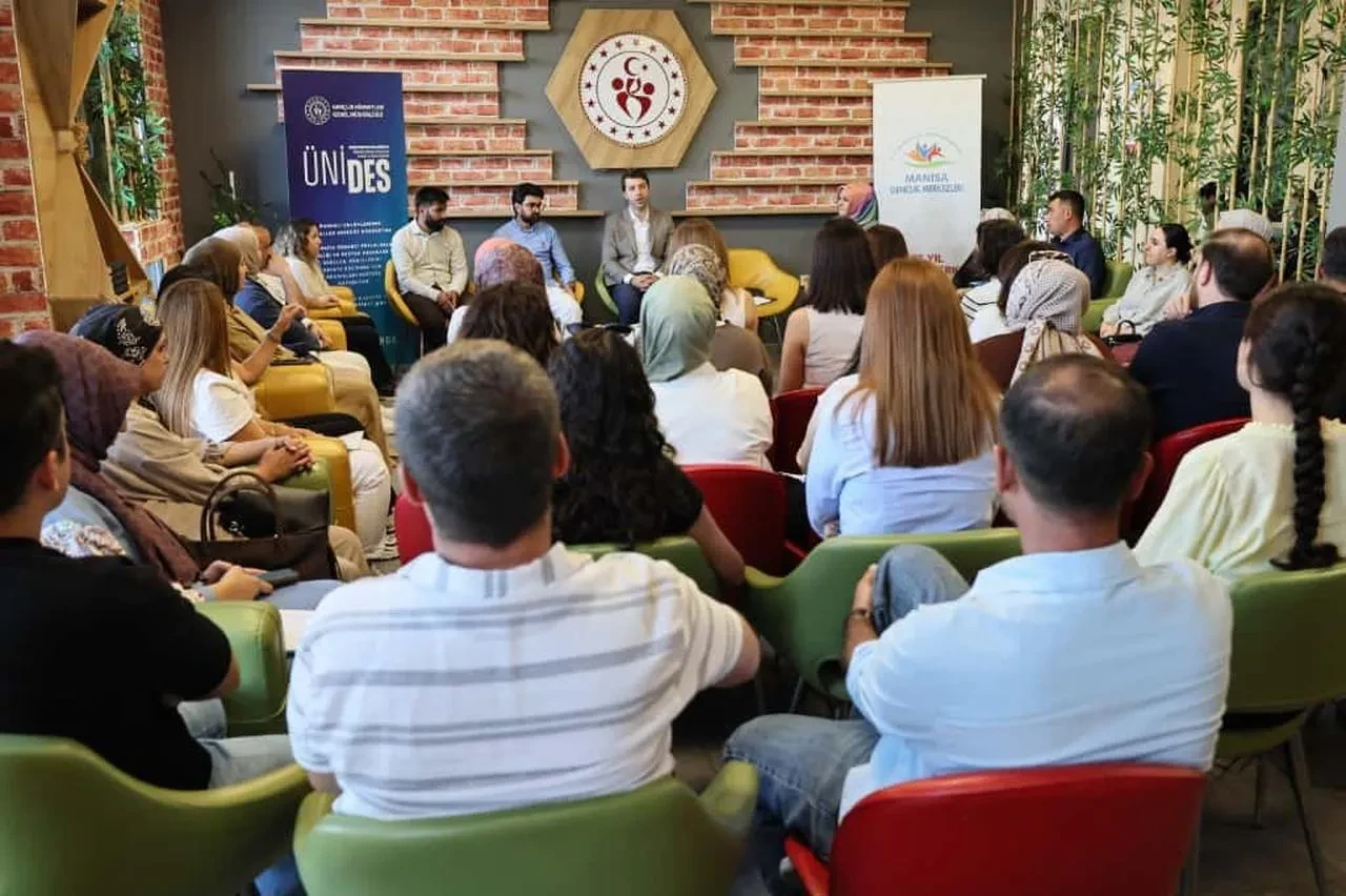 Gençlik Hizmetleri Genel Müdürü Efendioğlu Manisa’da gençlerle buluştu