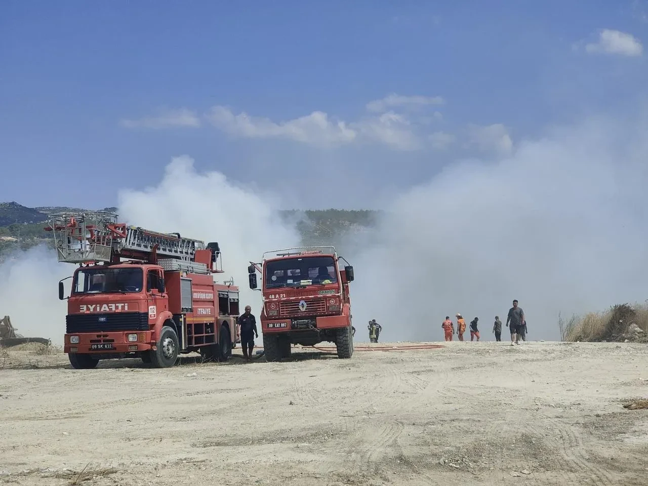 Kuşadası’nda hafriyat alanında çıkan yangın ekiplerce kontrol altına alındı