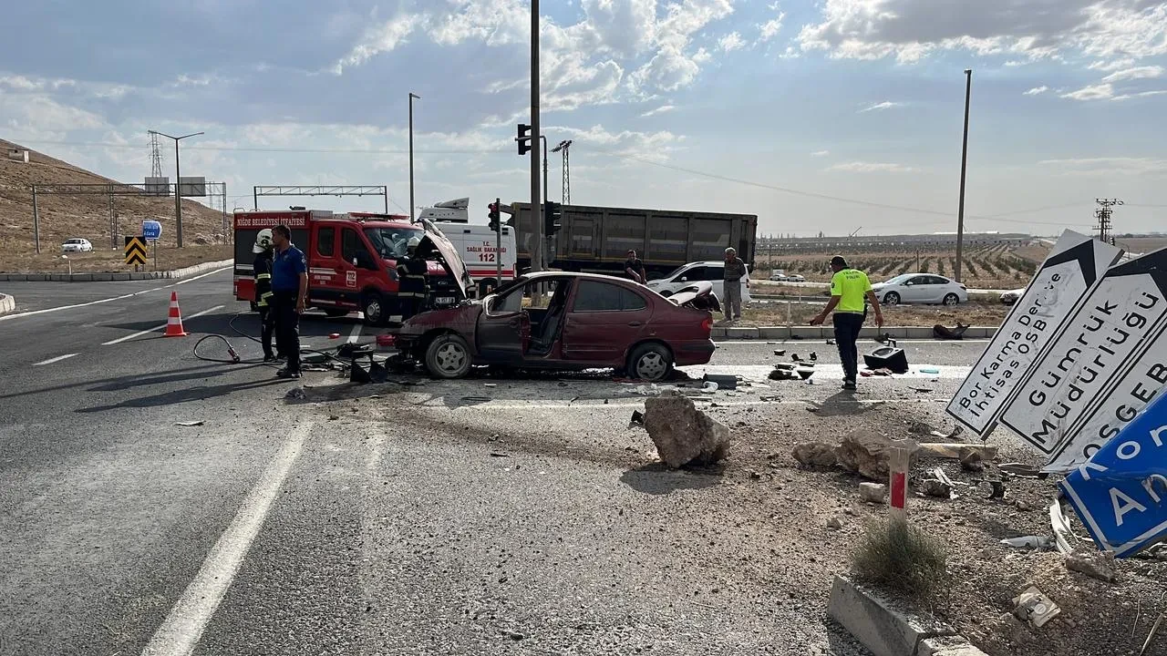 Niğde’de Refüje Çarpan Otomobil Alev Aldı Sürücü Yaralandı