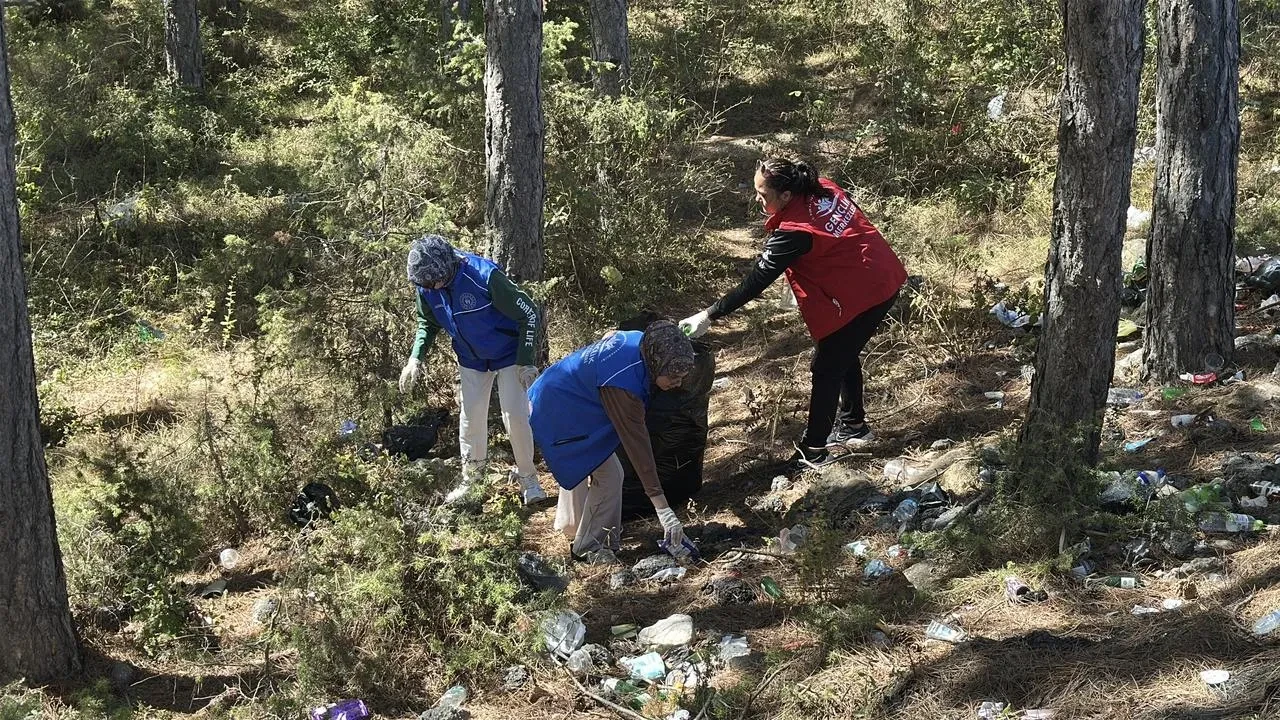 Kastamonu’da öğrenciler Dünya Temizlik Günü’nde ormanlık alanda çöp topladı