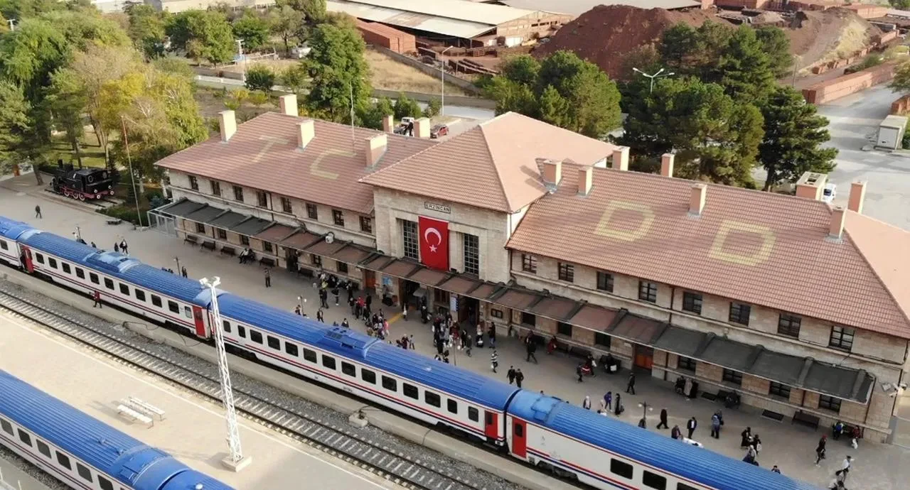 Erzincan Tren Garı depremlere meydan okuyor ve tarihe tanıklık ediyor