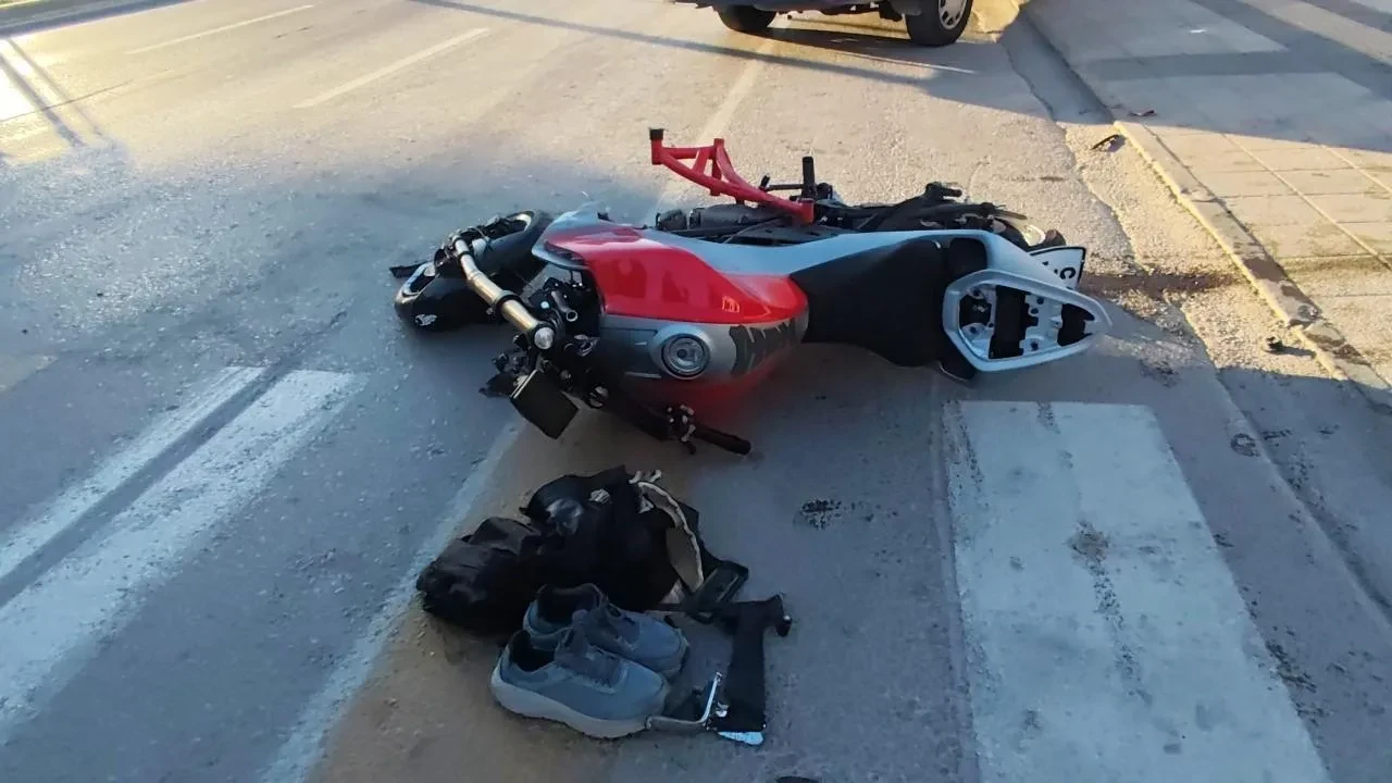 Aksaray'da servis minibüsü ile motosiklet çarpıştı, 1 ağır yaralı var