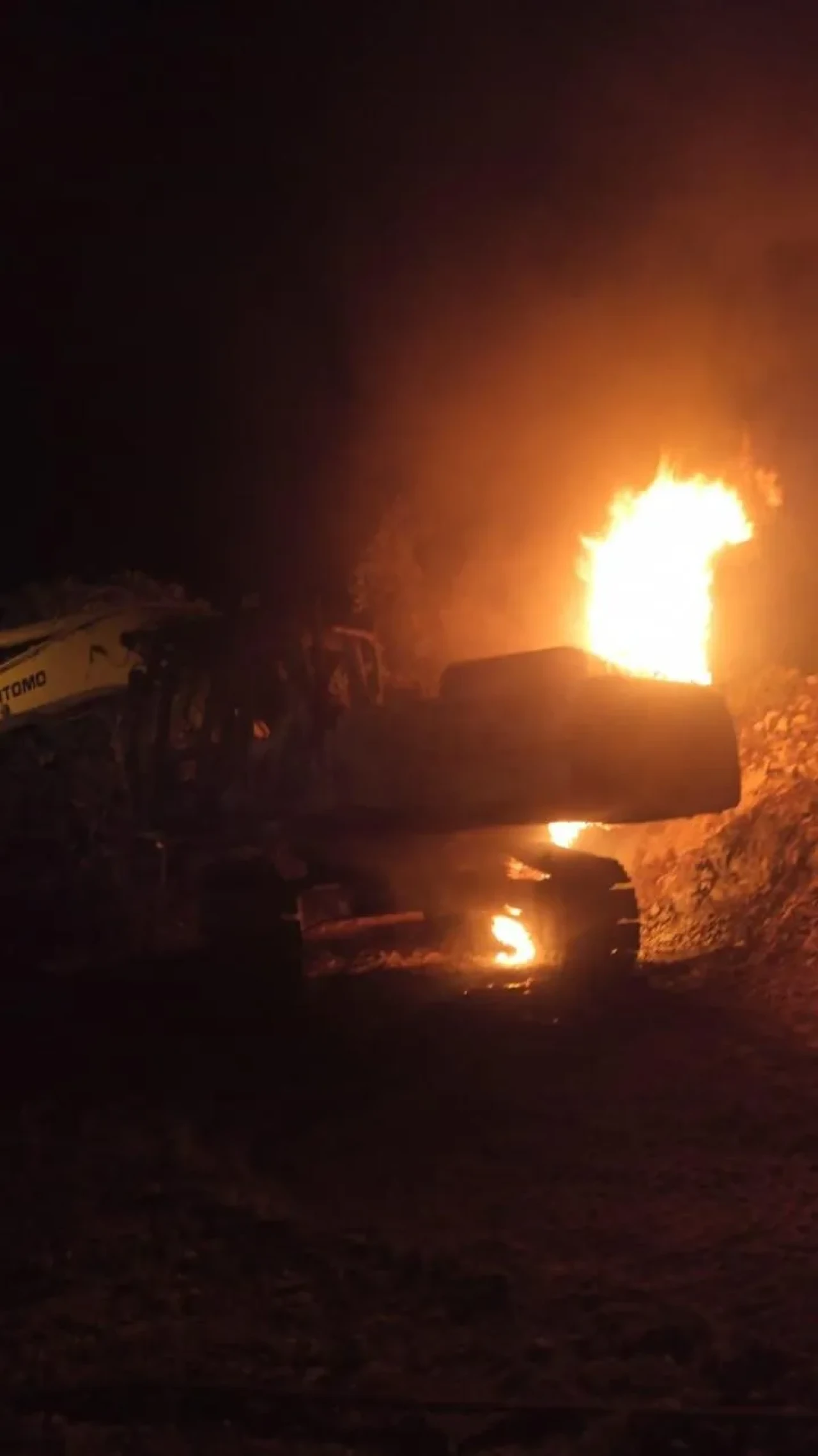 Hatay’da iş makinesi yangını ormanlık alana sıçramadan söndürüldü