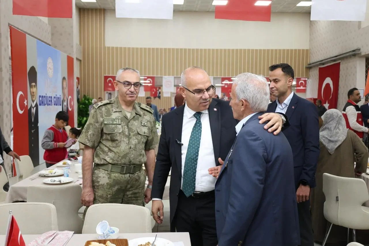 Ağrı Valisi Mustafa Koç gaziler gününde şehit ailelerini onurlandırdı