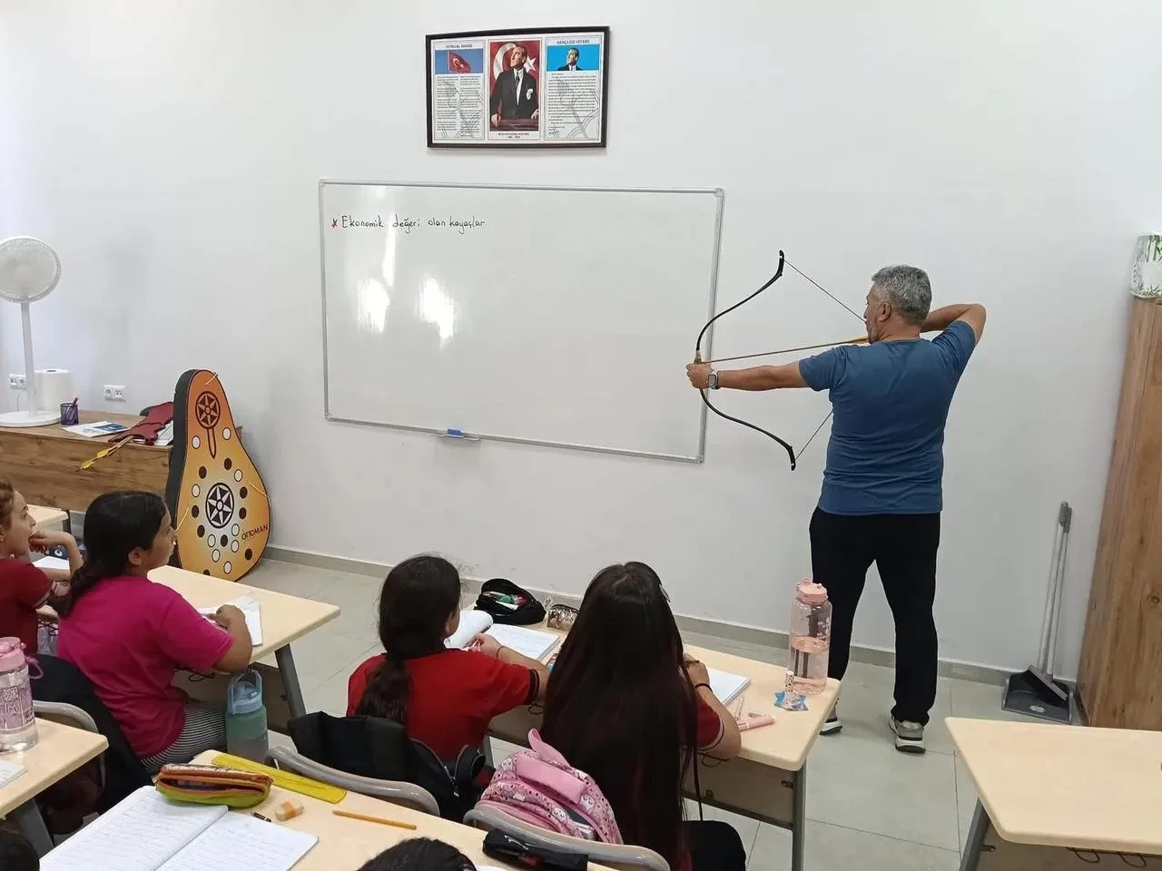 Sarigöl'de geleneksel türk okçuluğu kursları öğrencilere tanıtıldı
