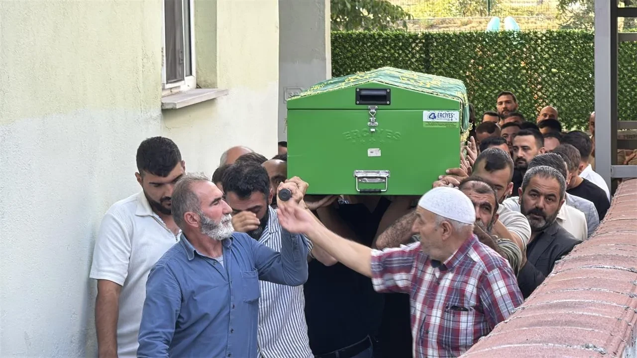 Karabük’te bıçaklı kavgada hayatını kaybeden İbrahim Ayvataş son yolculuğuna uğurlandı