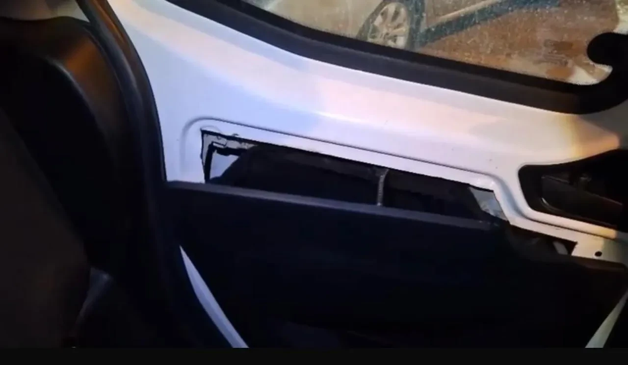 İzmir'de gizli bölmede silah ve 4 kilo 300 gram kokain ele