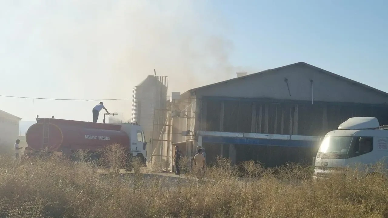 Afyonkarahisar Başmakçı’da Tavuk Çiftliğinde Yangın Çıktı