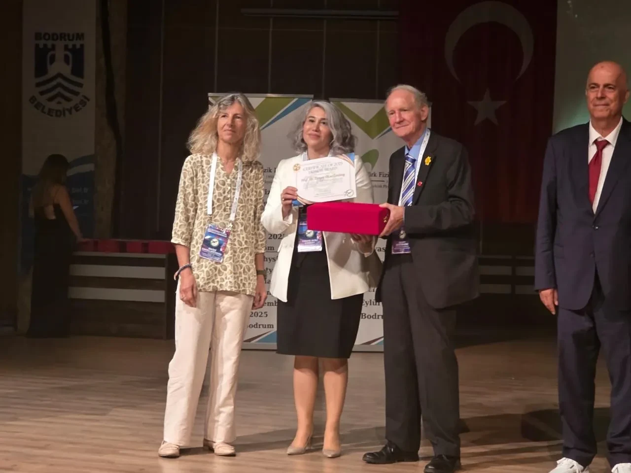 Prof. Dr. Canan Aksu Canbay Türk Fizik Derneği Onur Ödülüne Lâyık