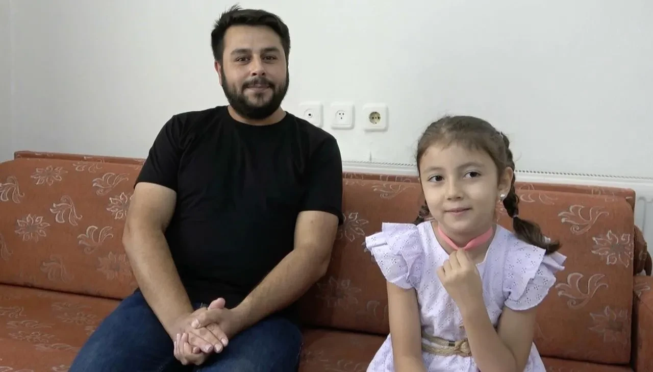 Çanakkale'de minik Yağmur babası ve dayısına sigarayı bıraktırdı