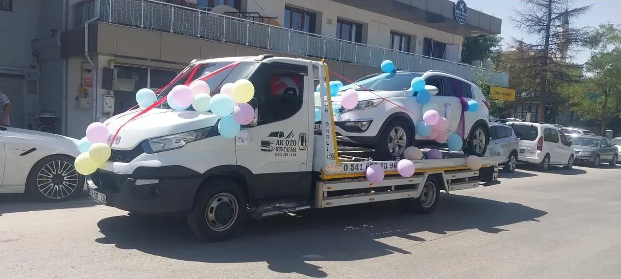 Eskişehir’de çekici ile taşınan sünnet aracı ilginç görüntü oluşturdu