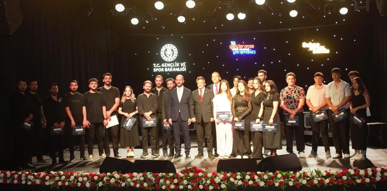 Van'da Gençlik ve Spor Bakanlığı'nın düzenlediği kültür sanat yarışmasında gençler yeteneklerini