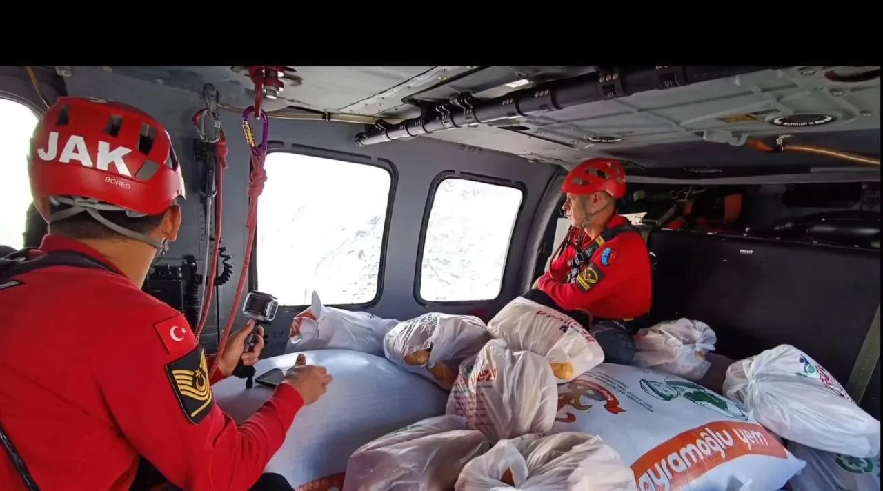 Rize’de sel nedeniyle yolları kapanan yaylalara helikopterle erzak ve yem sevkiyatı