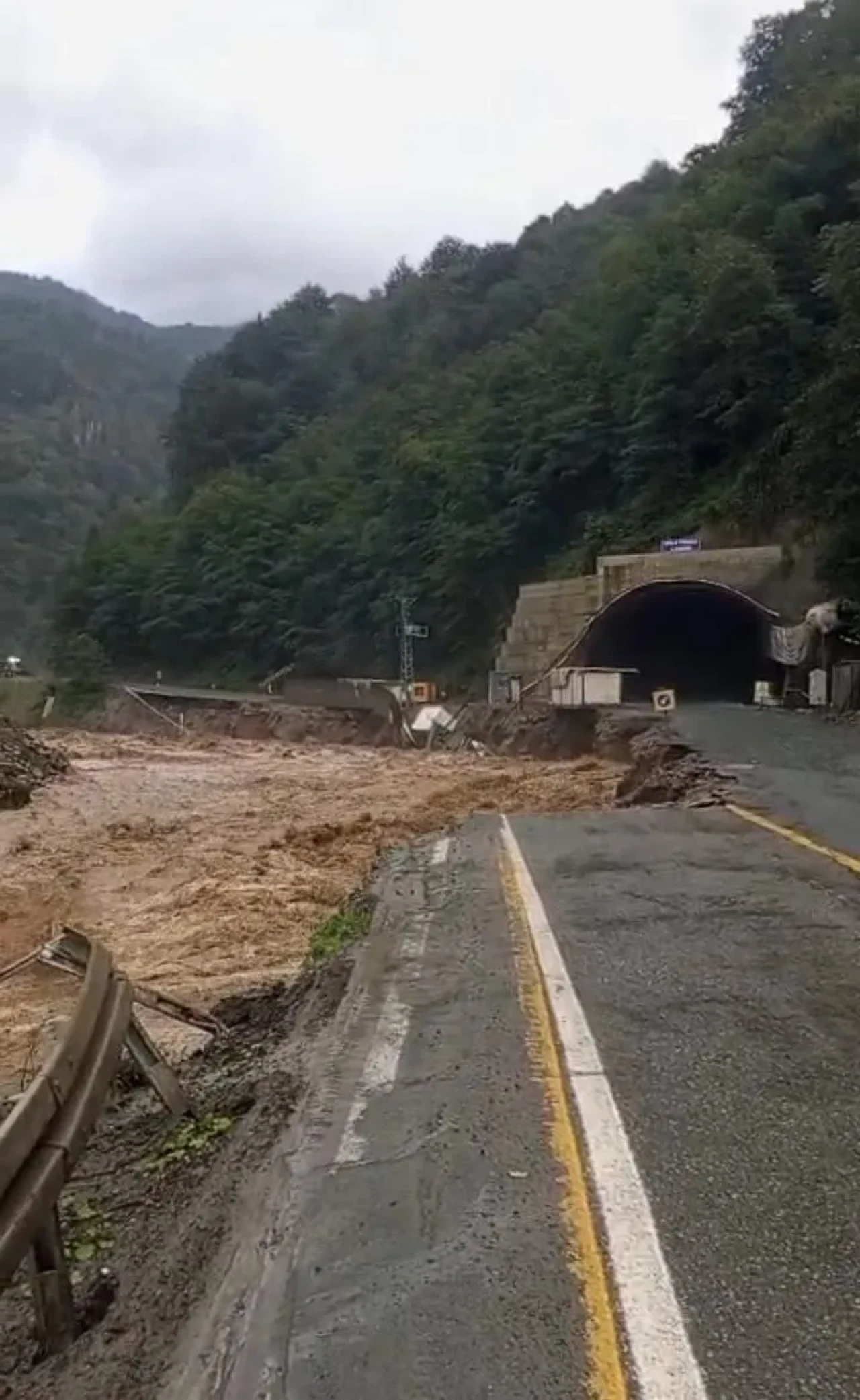 Rize’de şiddetli yağış nedeniyle Çamlıhemşin-Ayder Yaylası yolu kapandı