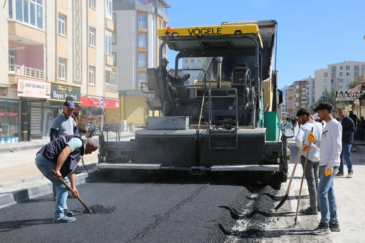Van Büyükşehir Belediyesi Mareşal Fevzi Çakmak Caddesi'nde asfalt çalışmalarını tamamlıyor.