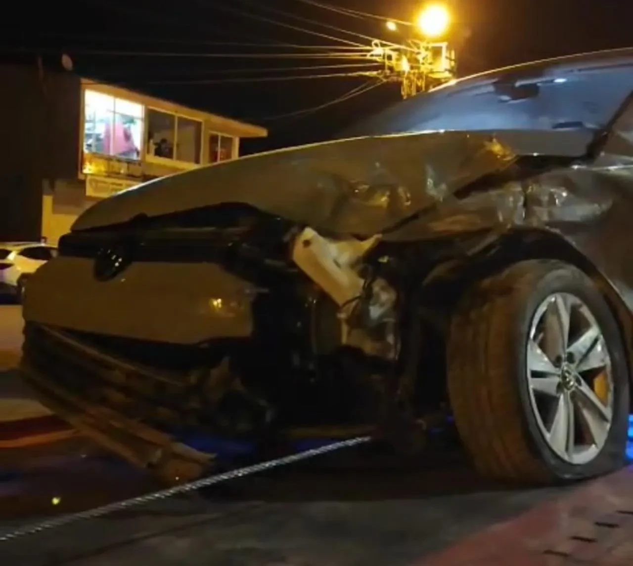 Hakkari’nin Yüksekova ilçesinde iki araç çarpıştı 5 kişi yaralandı