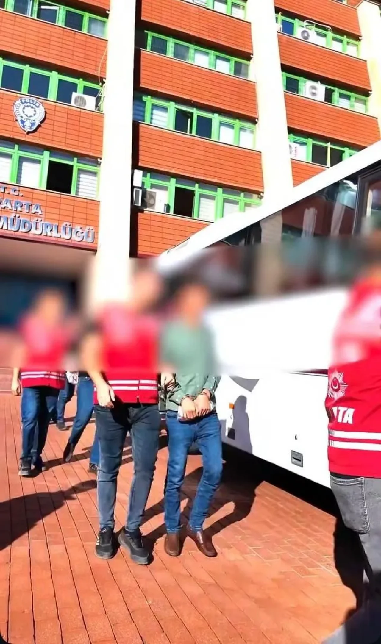 Isparta’da emniyet operasyonunda 243 aranan şahıs yakalandı.