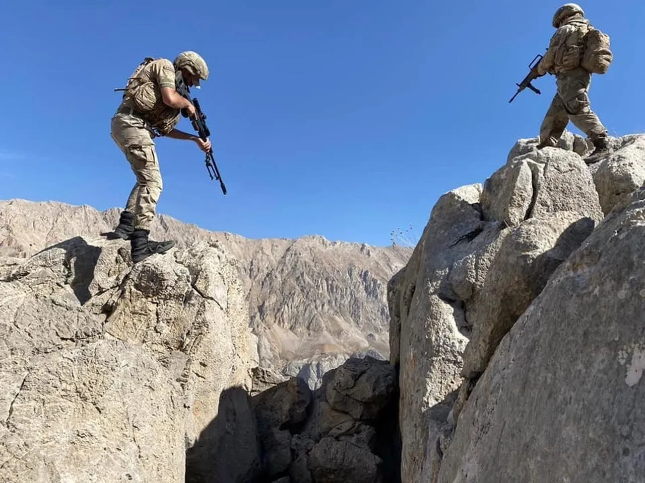 Jandarma 30 ilde 144 mağara ve barınma alanını imha etti