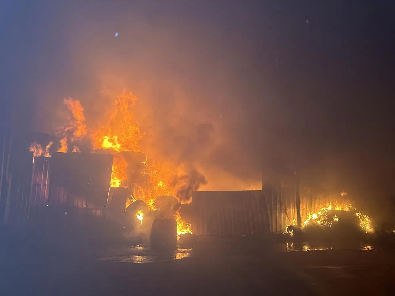 Uşak’ta Tekstil Deposu Ve Fabrikada Çıkan Yangın Büyüdü