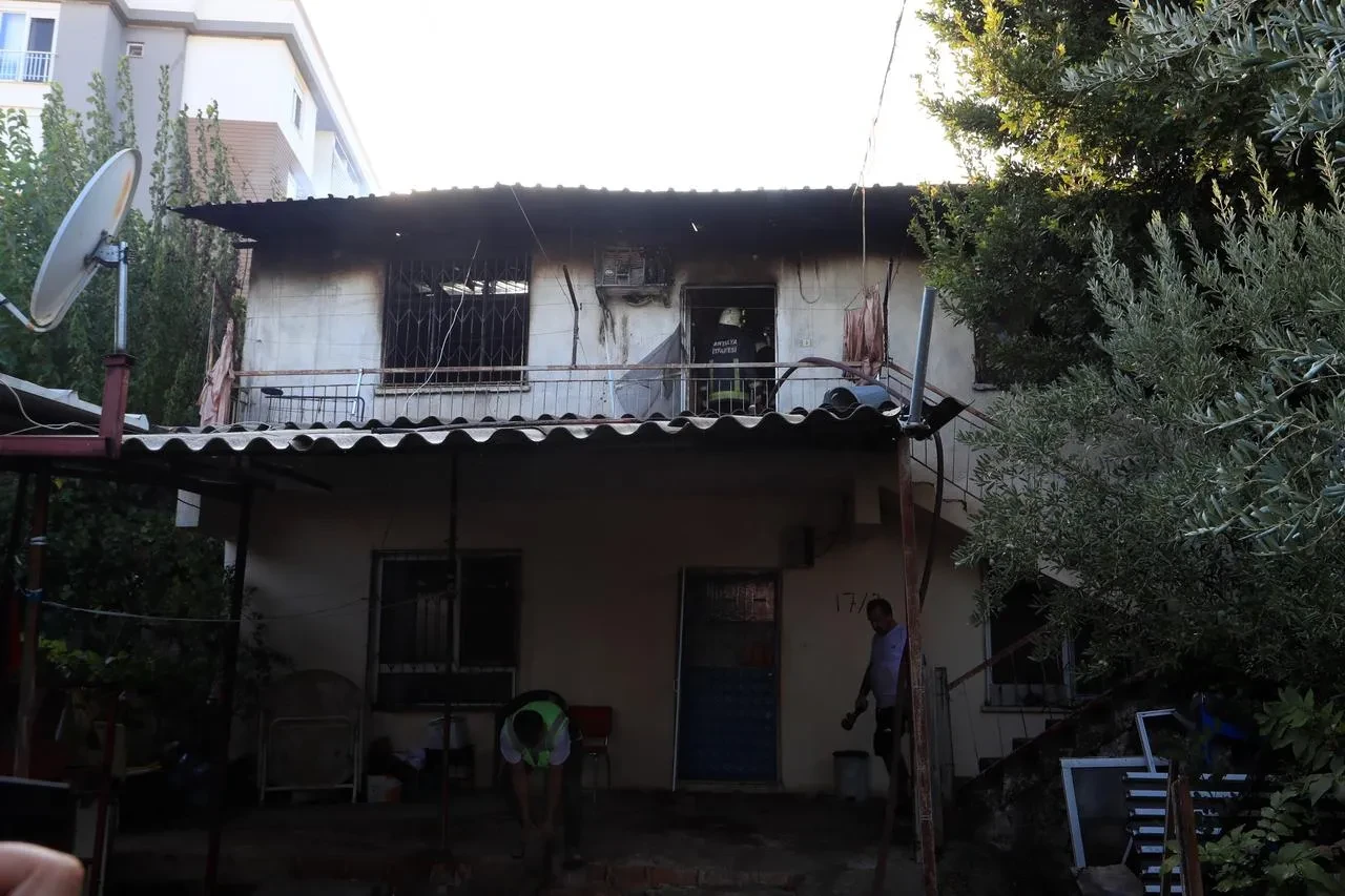 Antalya'da sobada çıkan yangın evi küle çevirdi