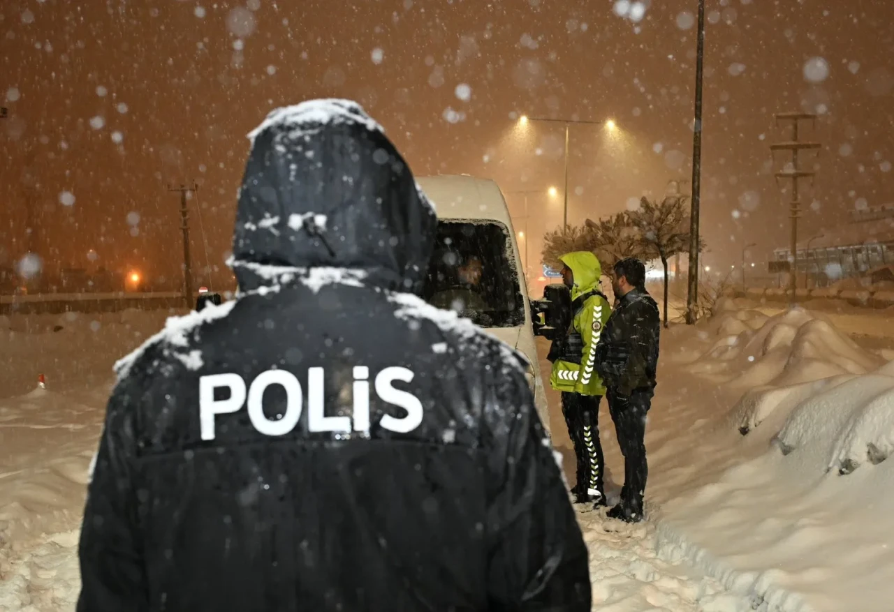 Bitlis’te tipiye rağmen görev başındaki polisler yolda kalanlara yardım etti