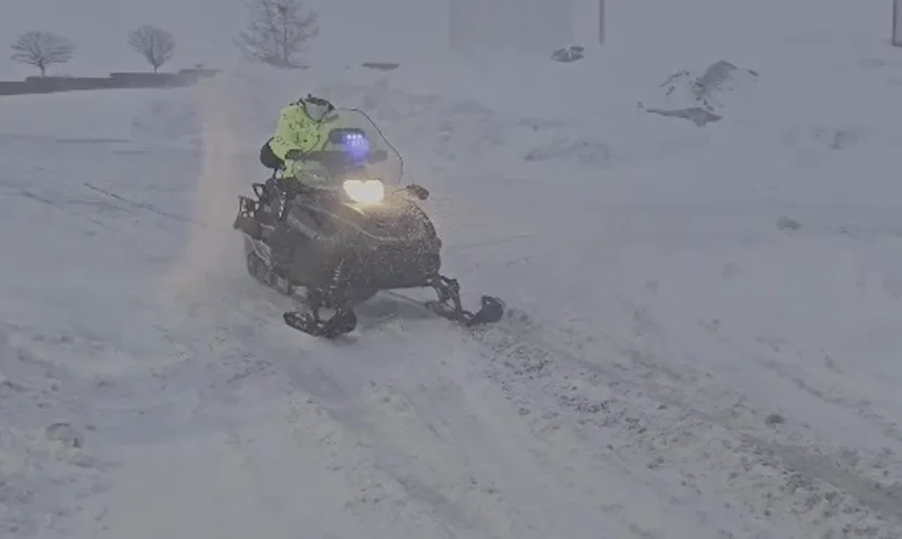Bitlis'te yoğun kar ve buzlanmaya karşı kar motoru ile önlem alınıyor