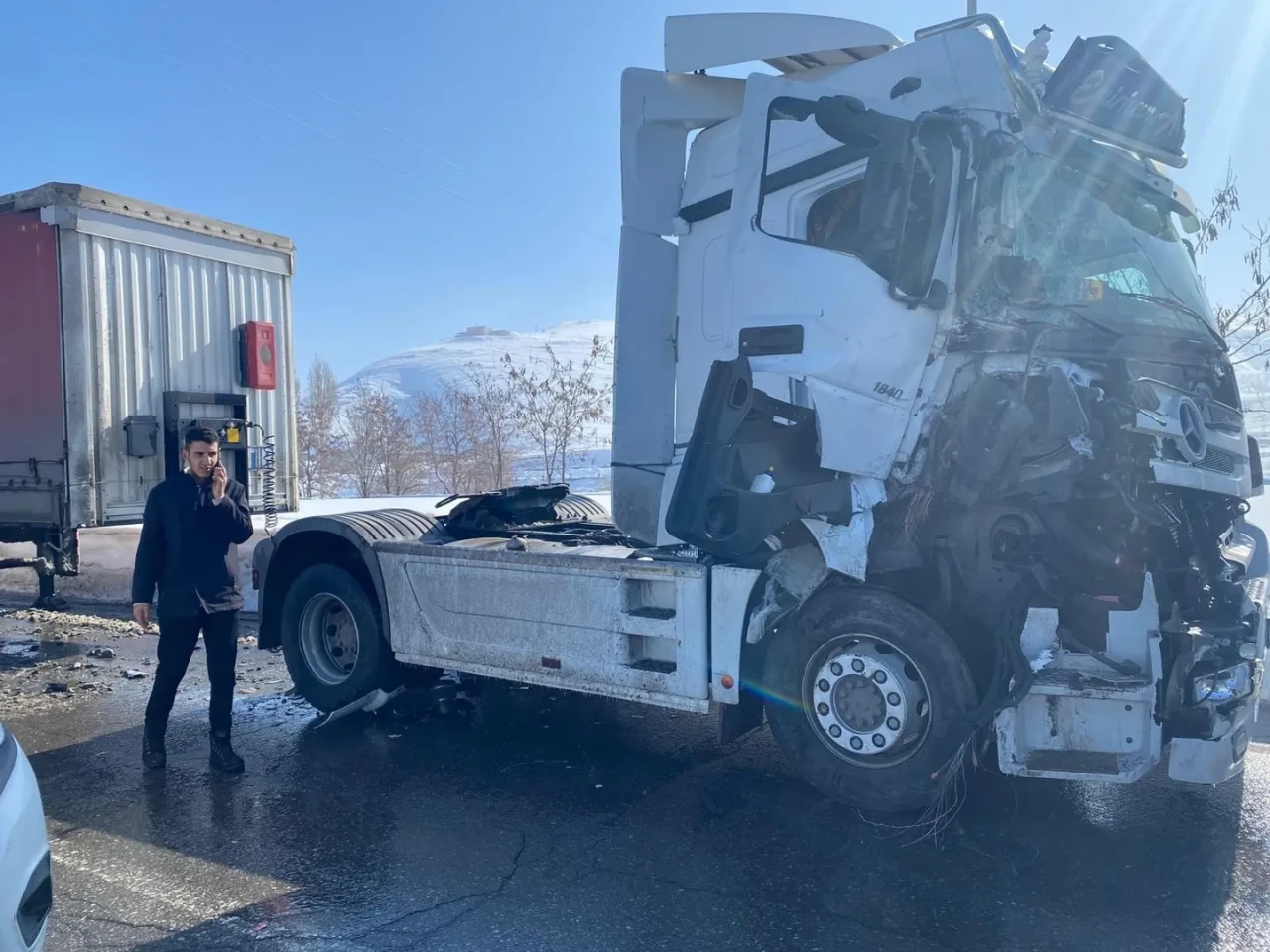Bitlis'te iki tırın çarpışması sonucu maddi hasarlı kaza meydana geldi