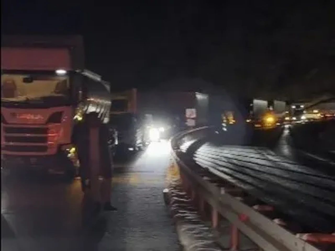 Bitlis'te kapanan yollarda araç kuyrukları oluştu