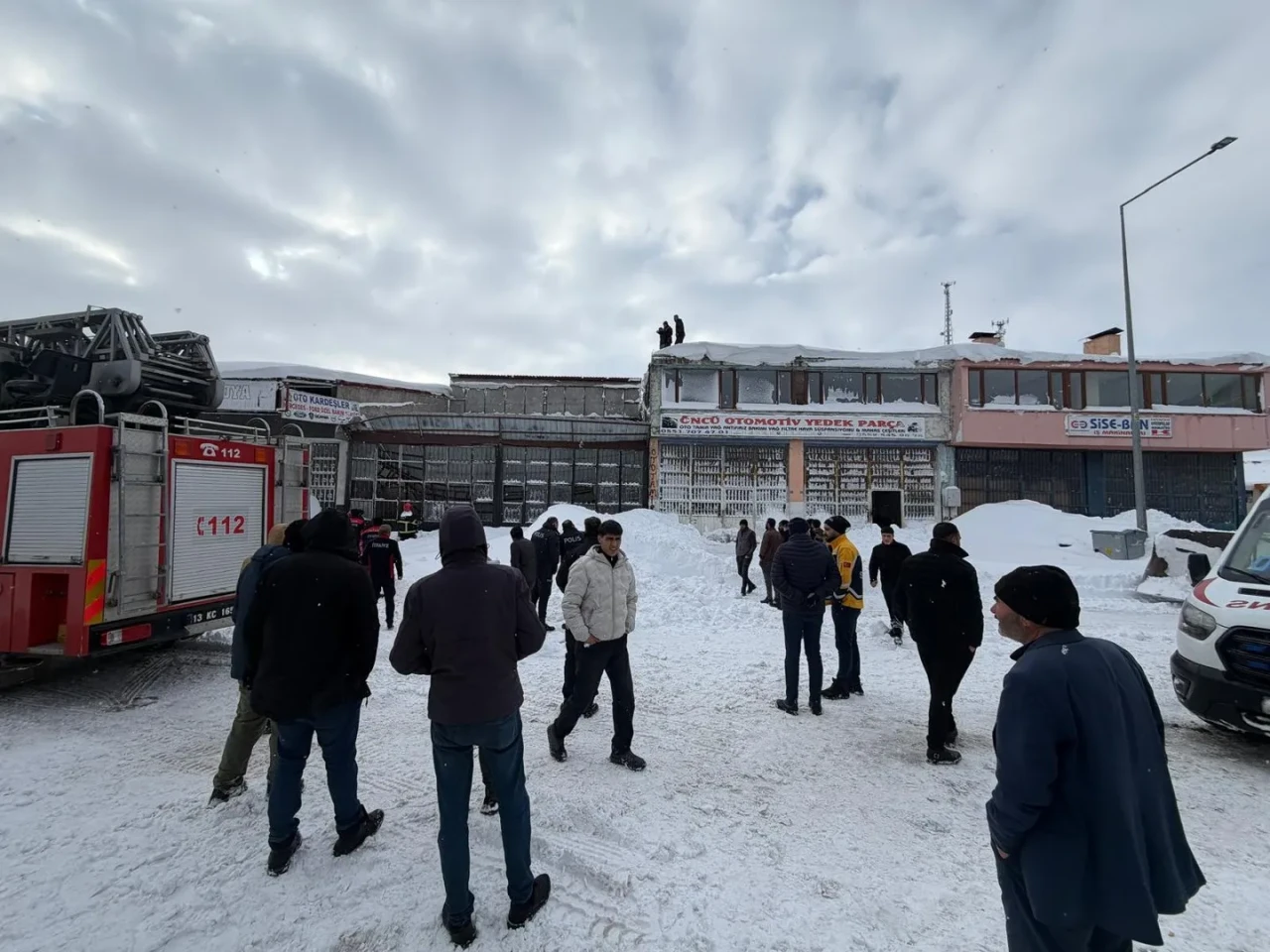 Bitlis'te karın ağırlığına dayanamayan çatı çöktü: 1 yaralı