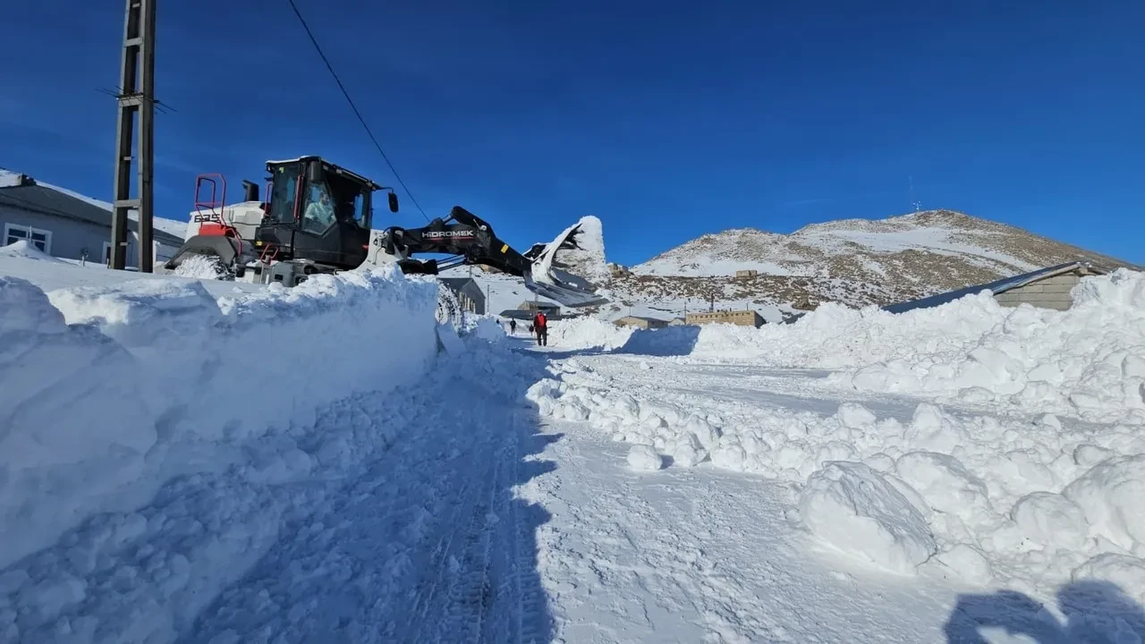 Bitlis'te Süphan Dağı eteğindeki beldede zorlu kar mesaisi devam ediyor