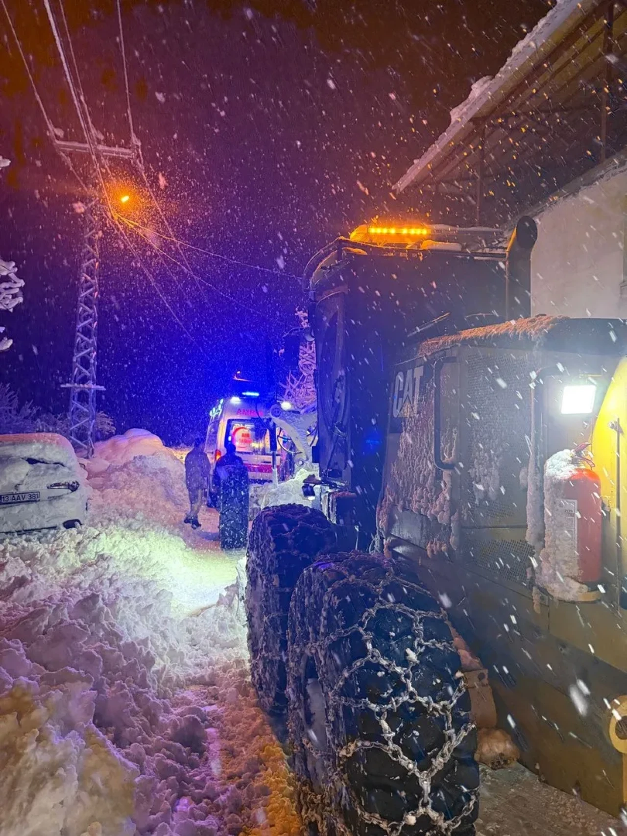 Bitlis'te rahatsızlanan vatandaş zorlu şartlarda hastaneye ulaştırıldı