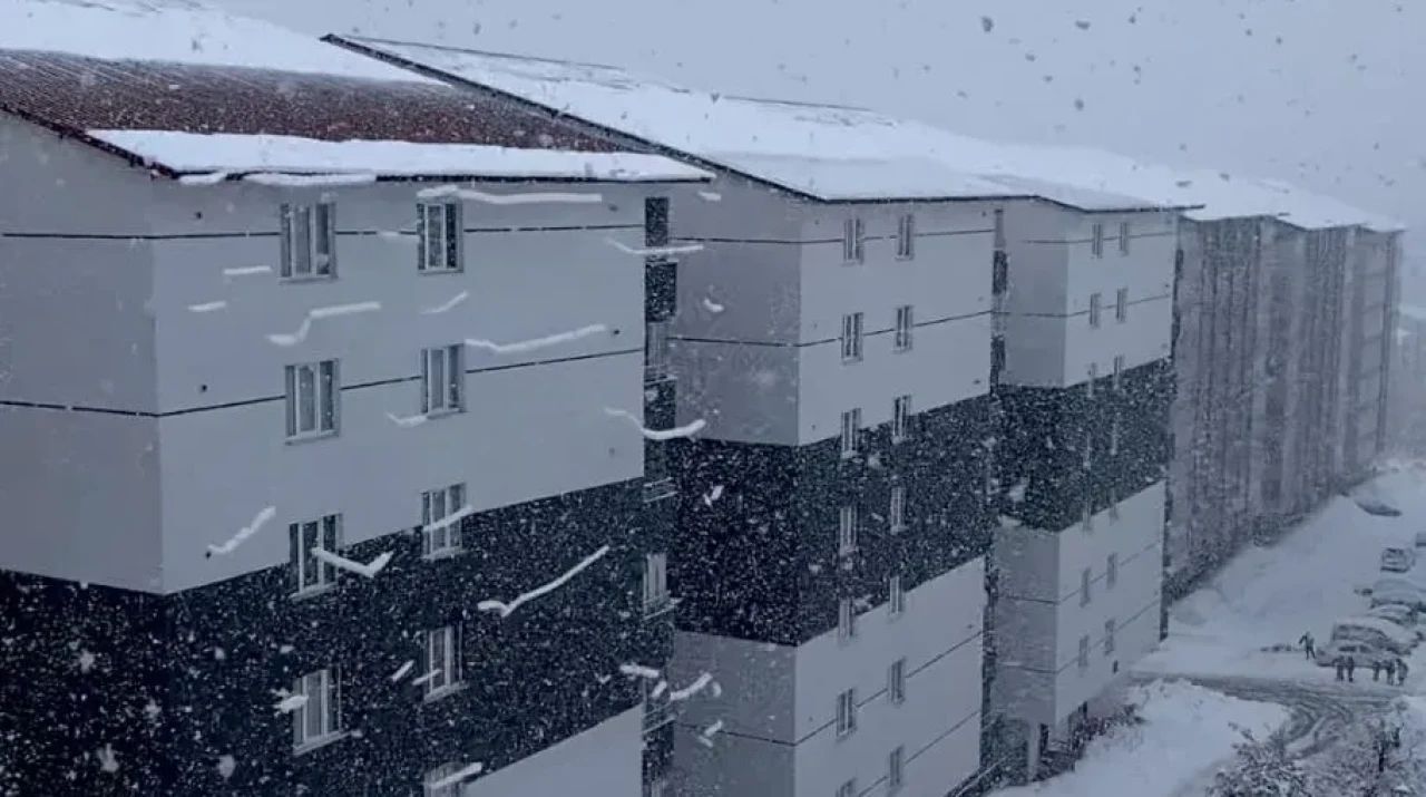 Bitlis'te çatıdan caddeye düşen kar kütleleri görsel şölen sundu
