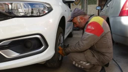 Van'da kış lastiği zorunluluğu erkene alınınca lastikçilerde yoğunluk yaşanıyor