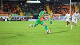 Alanyaspor ile Antalyaspor arasındaki maç ilk yarıda golsüz beraberlikle sonuçlandı